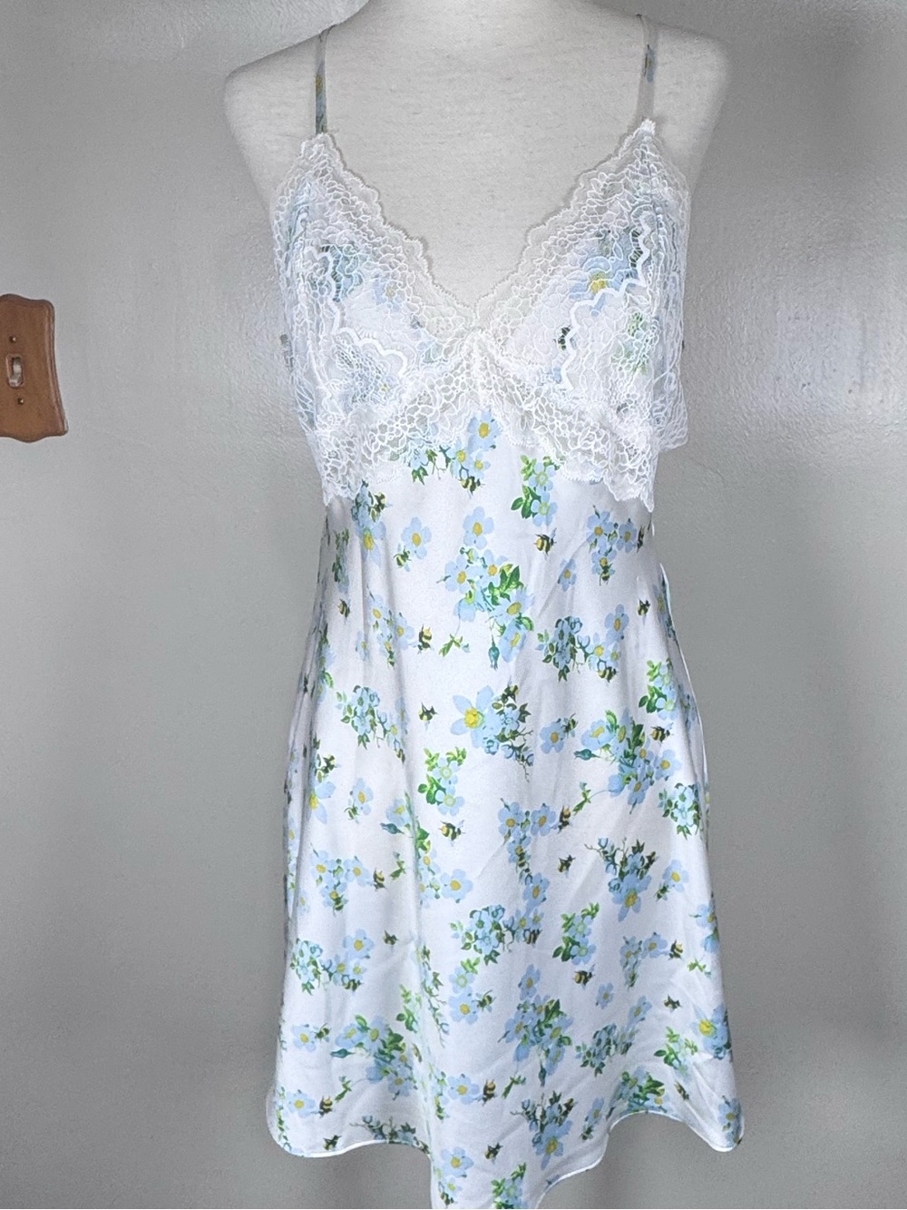 Victoria’s Secret Sz M Bee Floral Lace Open Back Satin Slip Dress Chemise Top